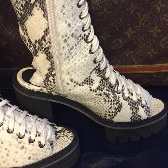 Designer - Picture 5 of 10